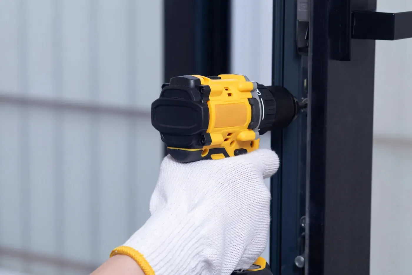 Réglage d'une gâche électrique de porte de hall aux Ulis